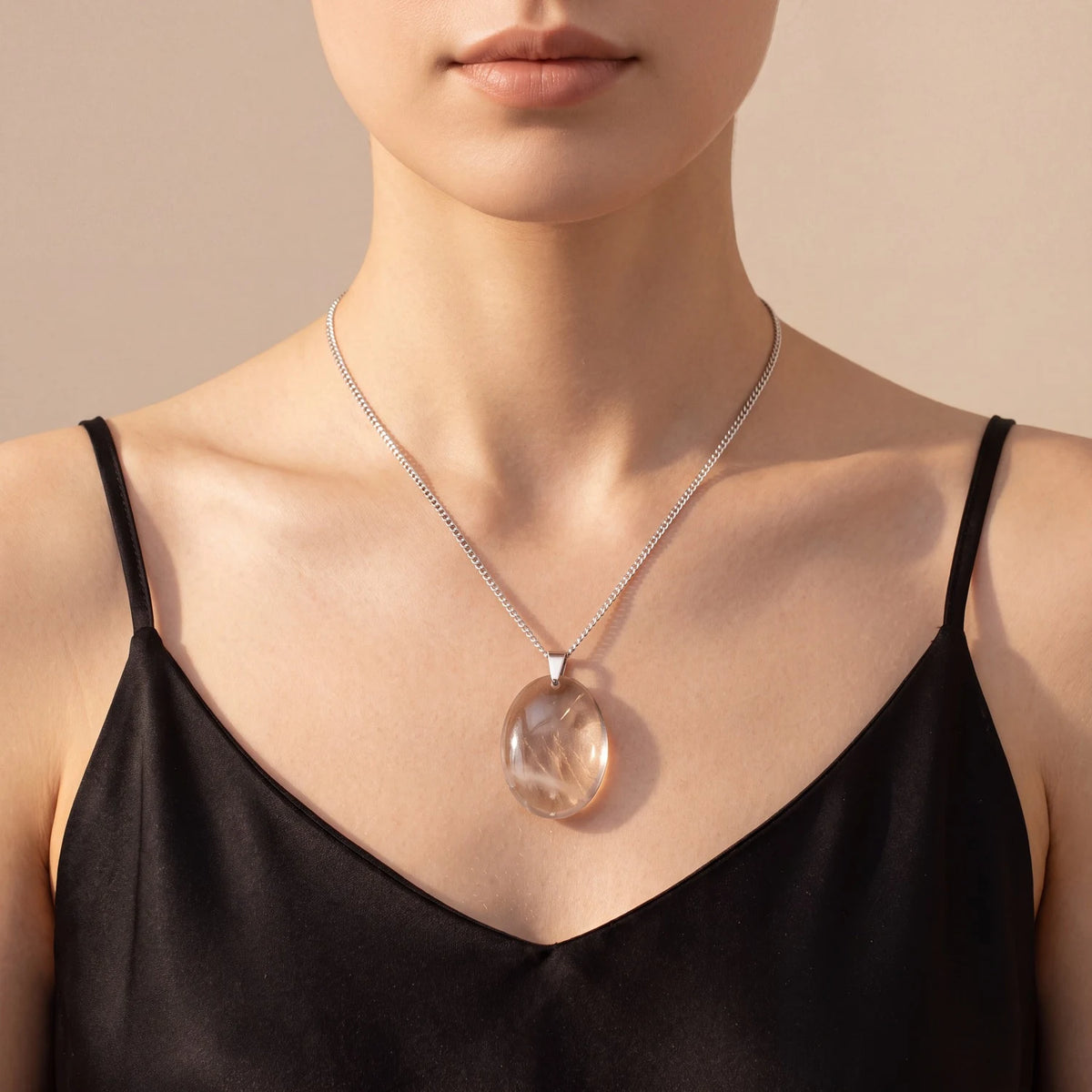 Pendentif ovale en quartz fumé porté par une femme, pierre brune plate sur chaîne
