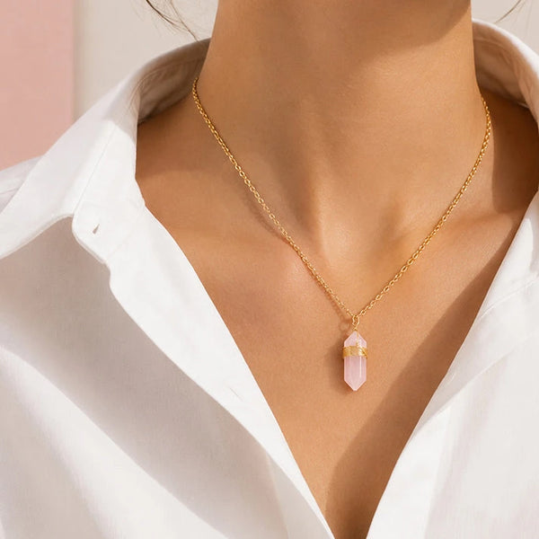 Collier quartz rose porté sur chemise blanche, pendentif pointe rose et dorée
