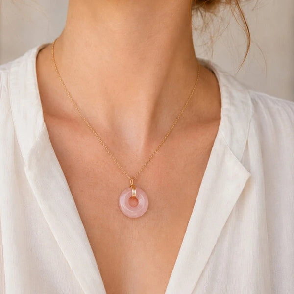 Collier quartz rose femme porté, idée cadeau en pierre rose