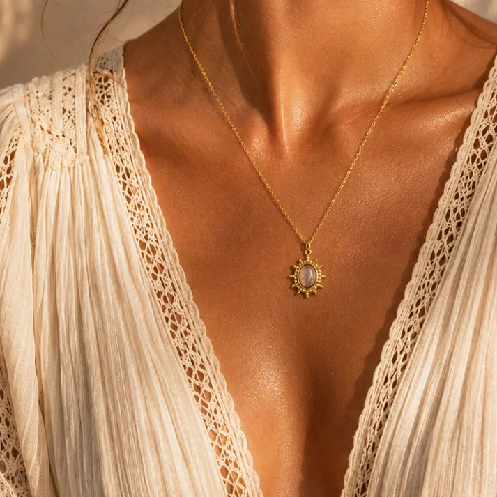 Collier quartz rose femme ALBA® porté par une femme, soleil doré sur chaîne fine