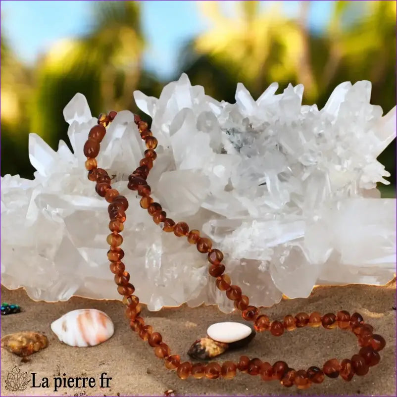 Collier ras de cou de 44cm en Ambre de la Baltique couleur miel, composé de perles roulées de forme baroque de 5-6mm.