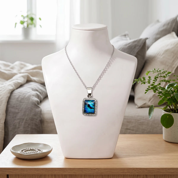 Collier rectangle bleu en nacre naturelle porté sur un buste, pendentif rectangle sur chaîne argentée