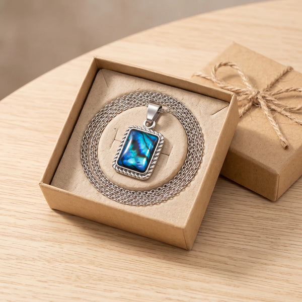 Collier rectangle femme en nacre dans une boîte cadeau kraft, idée cadeau