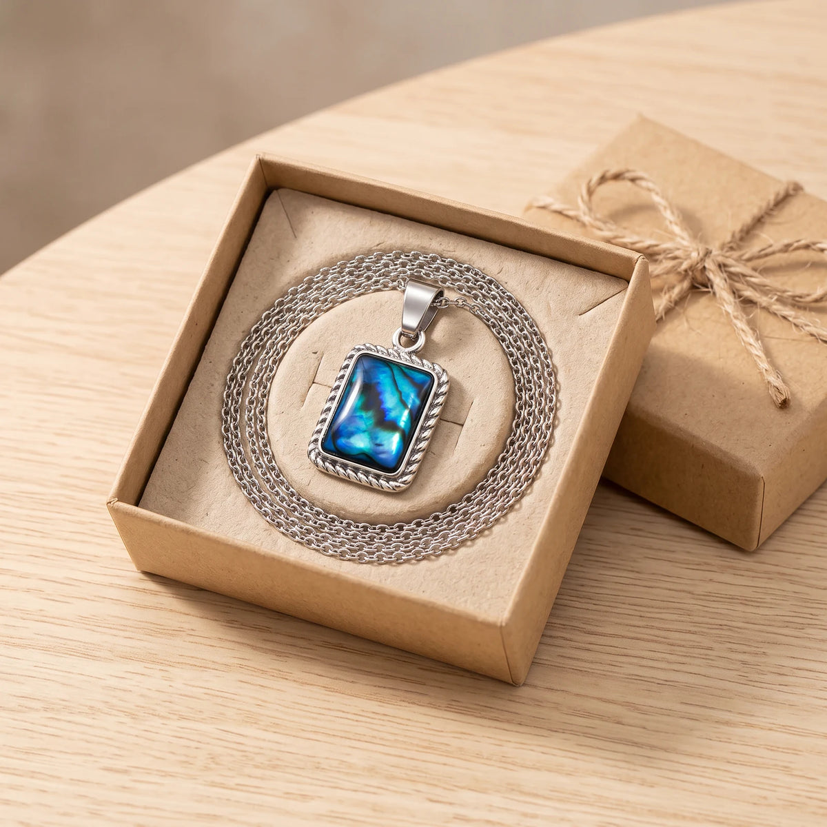 Collier rectangle femme en nacre dans une boîte cadeau kraft, idée cadeau