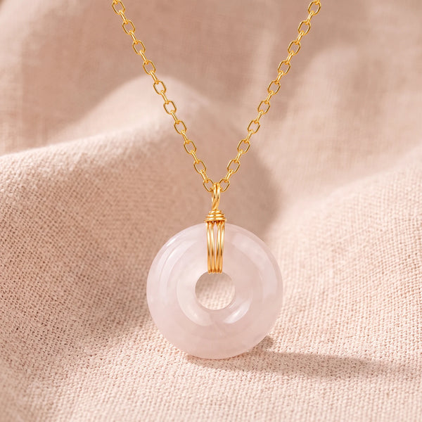Collier pierre rose en quartz rose, donut de 17 mm sur chaîne dorée
