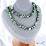 Collier Rubis Zoïsite Baroque Bicolore (Harmonie Vitale) avec pépites naturelles vertes et roses.