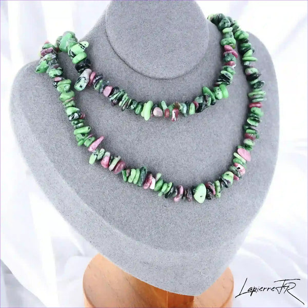 Collier Rubis Zoïsite Baroque Bicolore (Harmonie Vitale) avec pépites naturelles vertes et roses.
