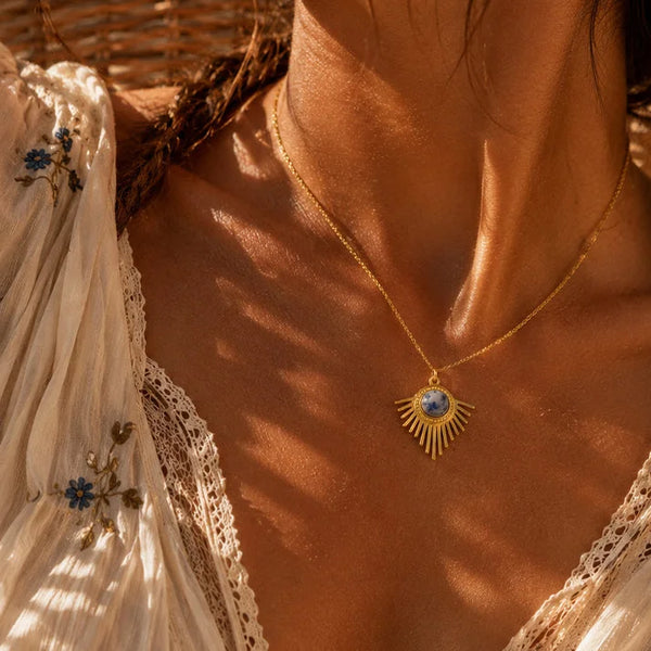 Collier sodalite SOLENA® porté par une femme, soleil doré sur chaîne fine
