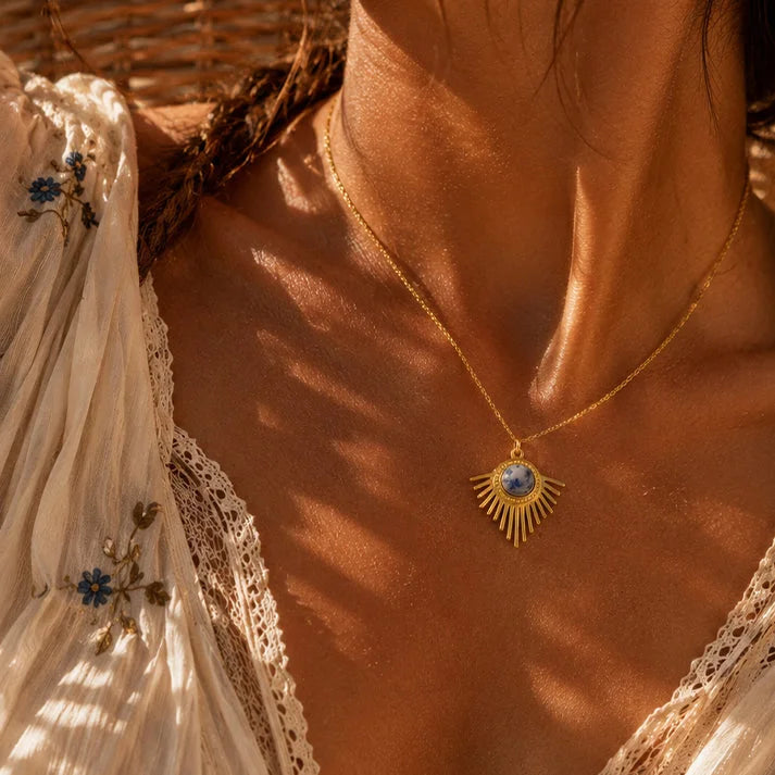 Collier sodalite SOLENA® porté par une femme, soleil doré sur chaîne fine