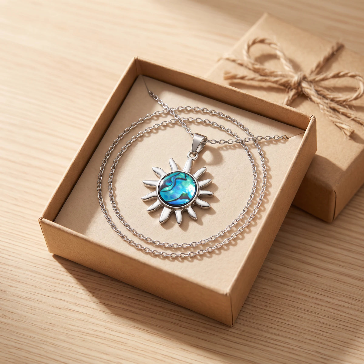 Collier soleil femme en nacre dans une boîte cadeau kraft, idée cadeau