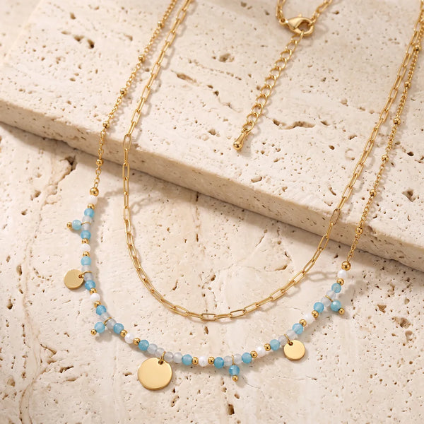 Collier superposé en apatite bleue et aigue-marine, deux rangs dorés posés à plat