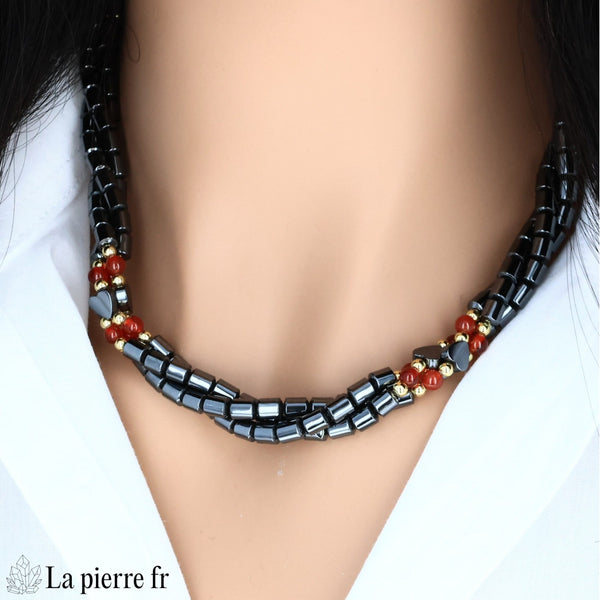 Collier torsadé 3 rangs en hématite et cornaline porté, La Pierre Fr