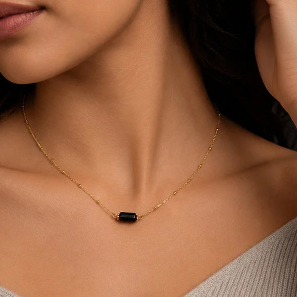 Collier tourmaline noire LUMIA® porté par une femme, tube en tourmaline noire sur chaîne dorée