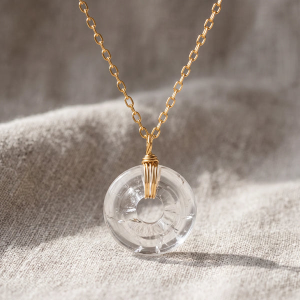 Collier pierre transparente en cristal de roche, donut de 17 mm sur chaîne dorée
