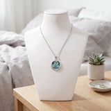Collier Pendentif Triskel Celtique en Nacre Naturelle Bleue