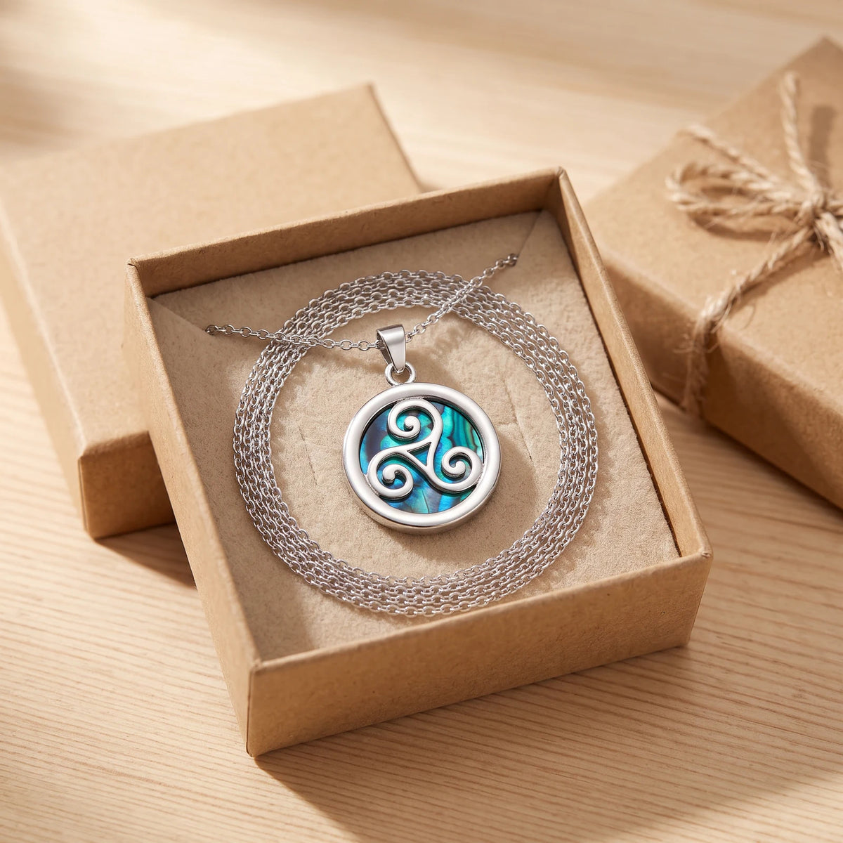 Collier triskel femme en nacre dans une boîte cadeau kraft, idée cadeau