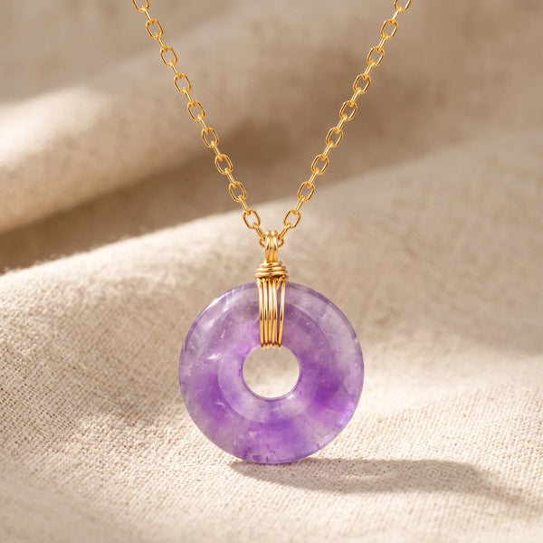 Collier pierre violette en améthyste, donut de 17 mm sur chaîne dorée