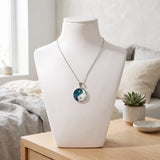Collier Pendentif Yin Yang en Nacre Naturelle Bleue et Blanche