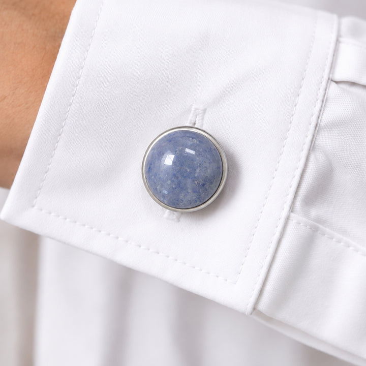 Couvre bouton de chemise en aventurine bleue clipsé sur le bouton du poignet d'une chemise blanche