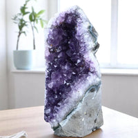 Cristaux d’améthyste en gros plan – La Pierre FR, éclat violet naturel d’une géode de pierre véritable en lithothérapie.