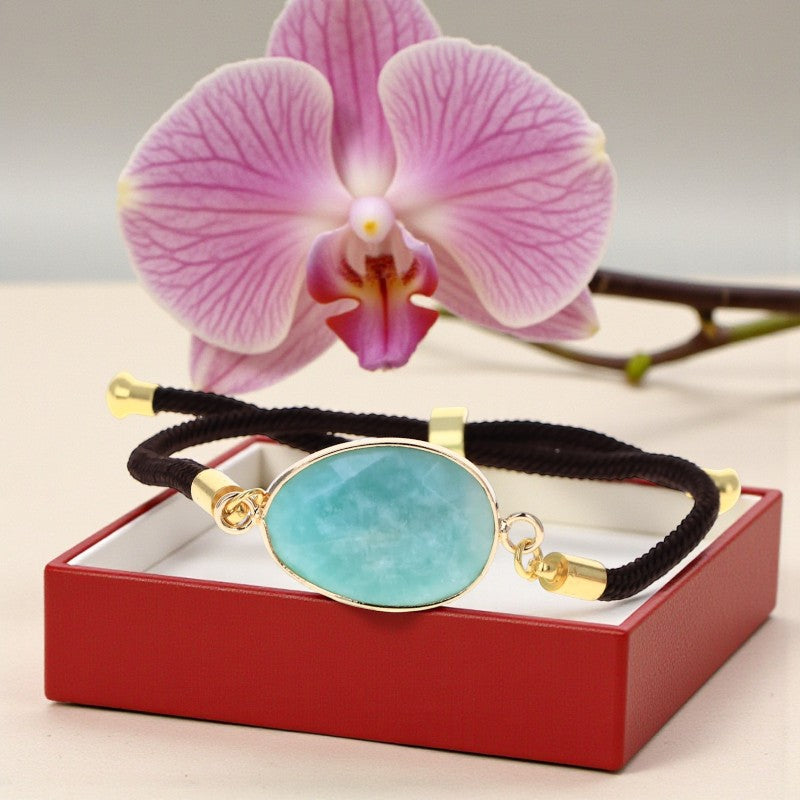 Détail de la pierre ovale facettée en Amazonite naturelle du bracelet ÉCLIPSE®