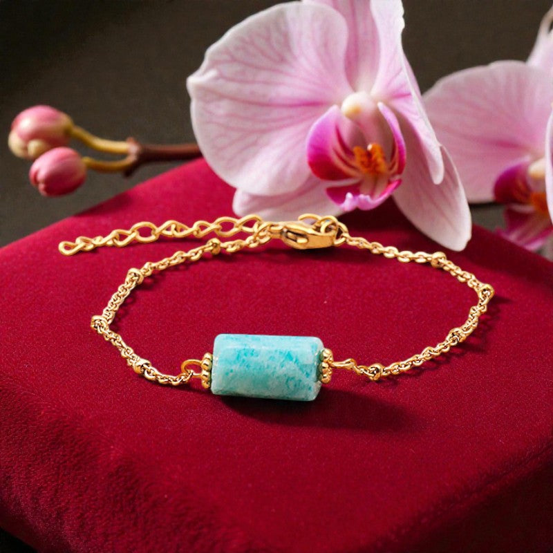 Détail de la perle tube facettée en Amazonite taillée à la main