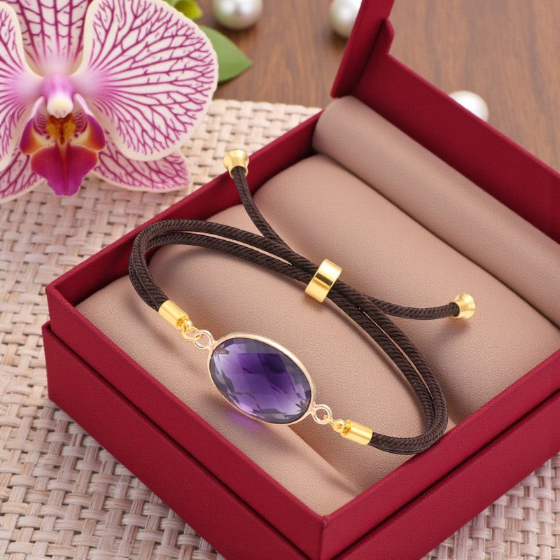 Détail de la pierre ovale facettée en Améthyste naturelle du bracelet ÉCLIPSE®