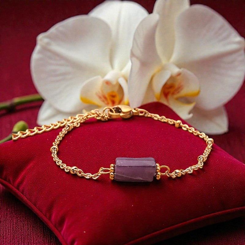 Détail de la perle tube facettée en Améthyste taillée à la main