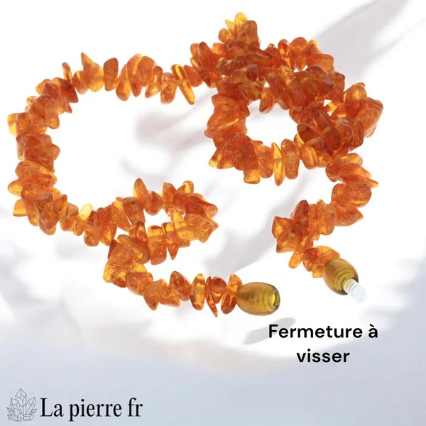 Gros plan sur les perles organiques d'un collier en Ambre baroque authentique, avec détail du fermoir à vis sécurisé.