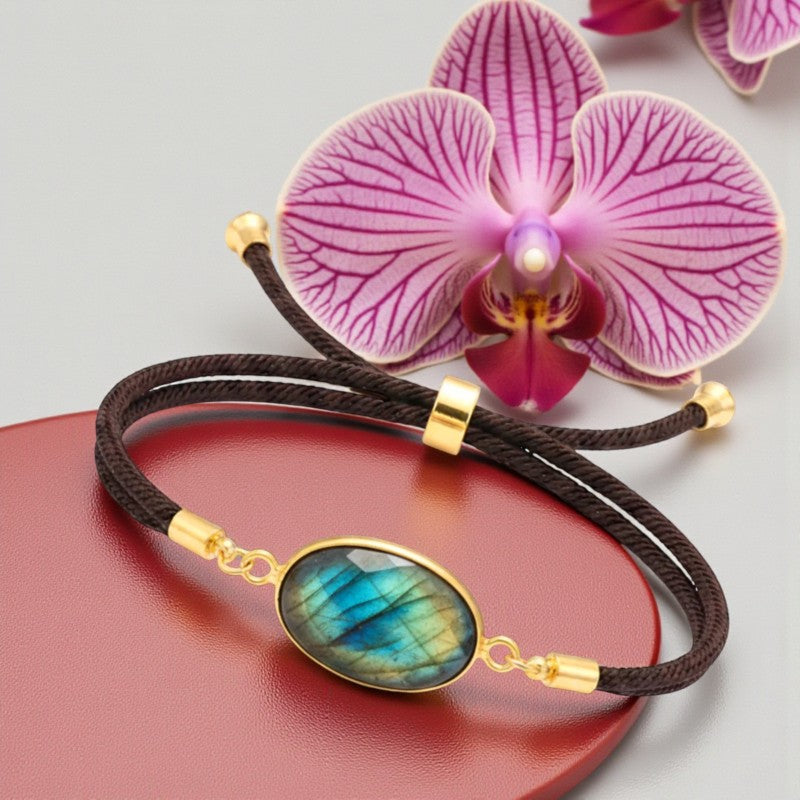 Détail de la pierre ovale facettée en Labradorite naturelle du bracelet ÉCLIPSE®