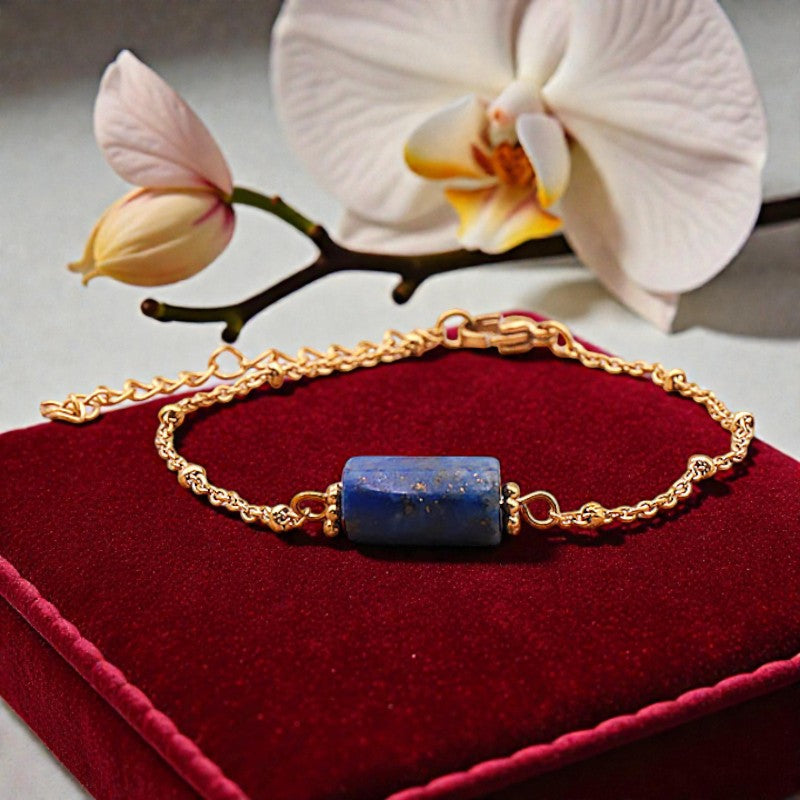 Détail de la perle tube facettée en Lapis Lazuli taillée à la main