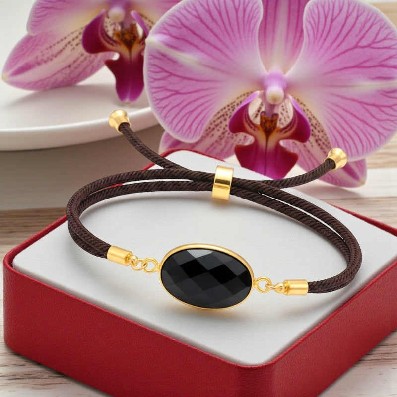 Détail de la pierre ovale facettée en Obsidienne noire naturelle du bracelet ÉCLIPSE®
