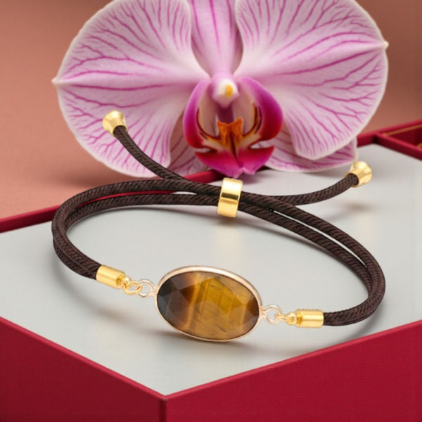Détail de la pierre ovale facettée en Œil de tigre naturel du bracelet ÉCLIPSE®