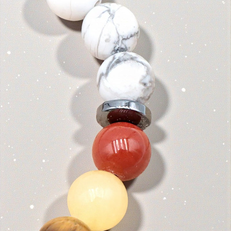 Détail des perles 7 chakras et howlite blanche en pierre naturelle 8 mm