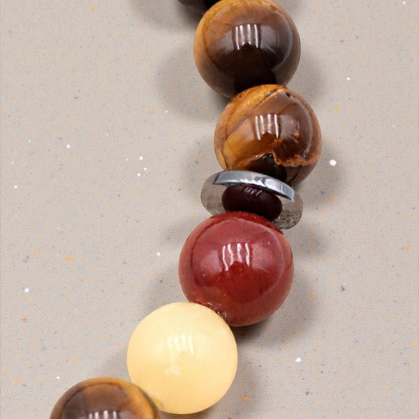 Détail des perles 7 chakras et œil de tigre en pierre naturelle 8 mm