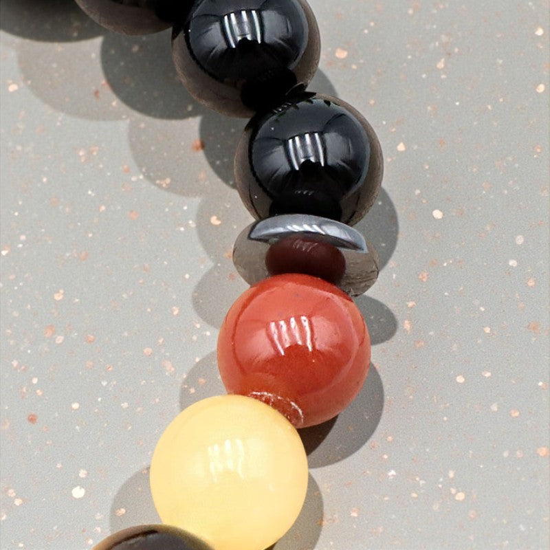 Détail des perles 7 chakras et onyx noir en pierre naturelle 8 mm