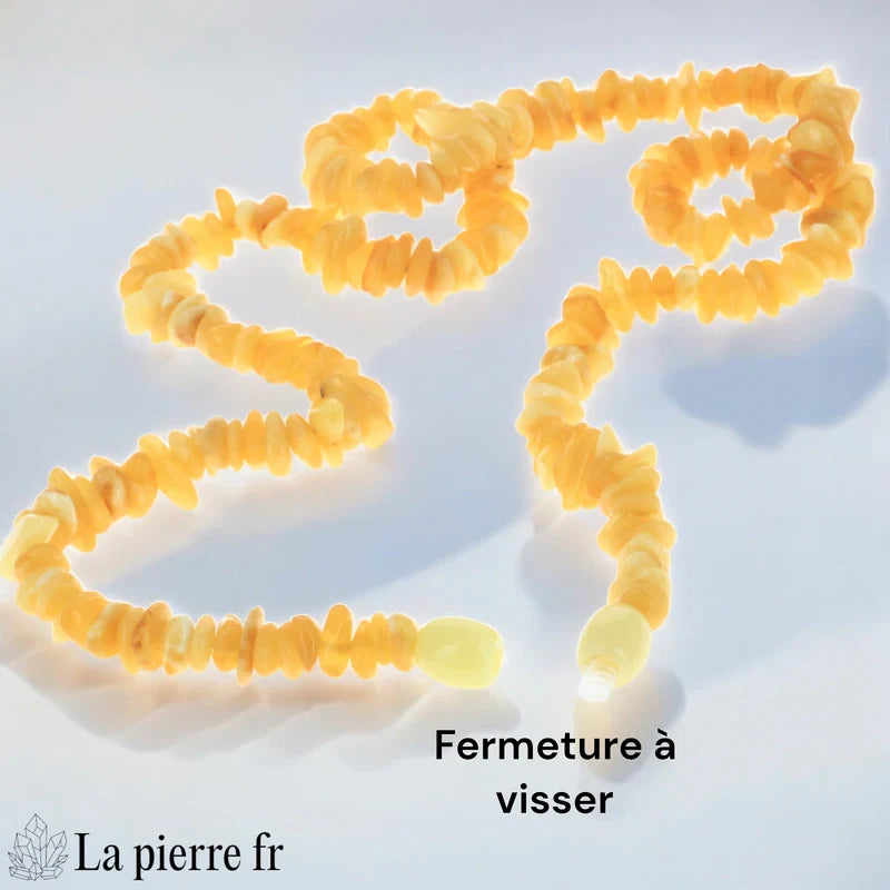 Gros plan sur les perles jaune citron d'un collier en Ambre baroque, montrant leur forme organique et leur éclat naturel.