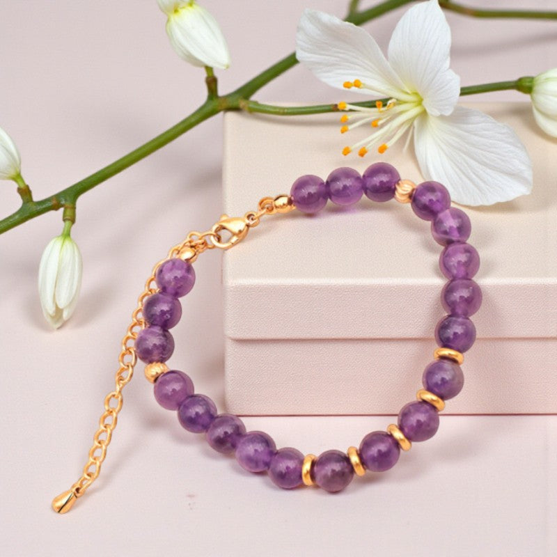 Détail des perles rondes 6 mm en Améthyste naturelle du bracelet AURA®
