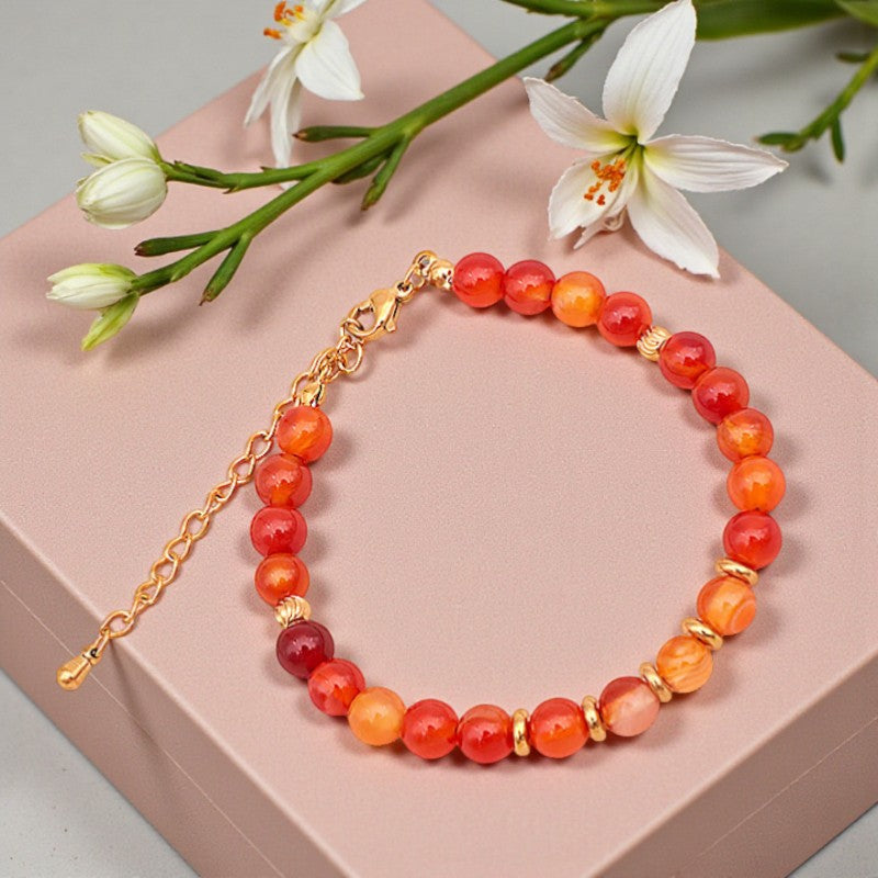 Détail des perles rondes 6 mm en Cornaline naturelle du bracelet AURA®