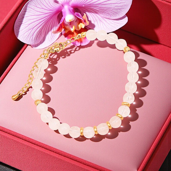 Détail des perles rondes 6 mm en Cristal de roche naturel du bracelet AURA®