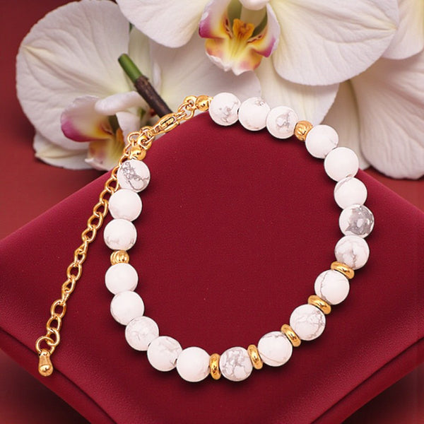 Détail des perles rondes 6 mm en Howlite blanche naturelle du bracelet AURA®