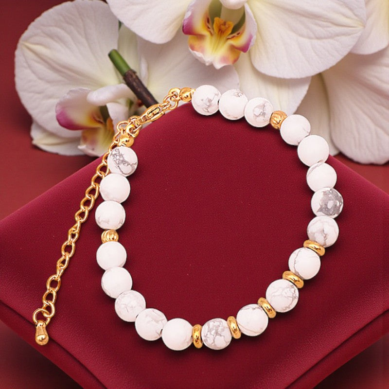 Détail des perles rondes 6 mm en Howlite blanche naturelle du bracelet AURA®