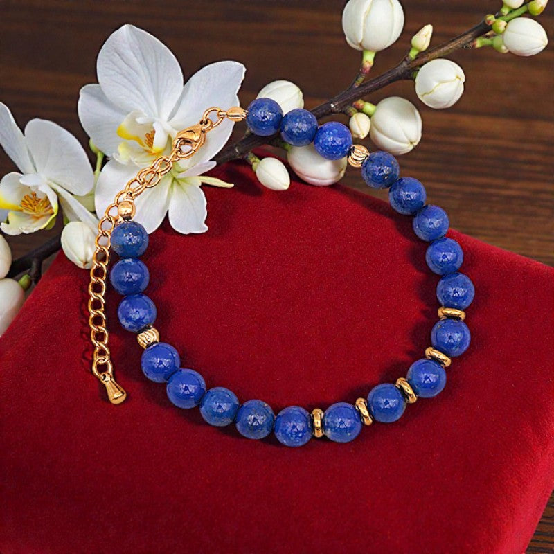 Détail des perles rondes 6 mm en Lapis Lazuli naturel du bracelet AURA®