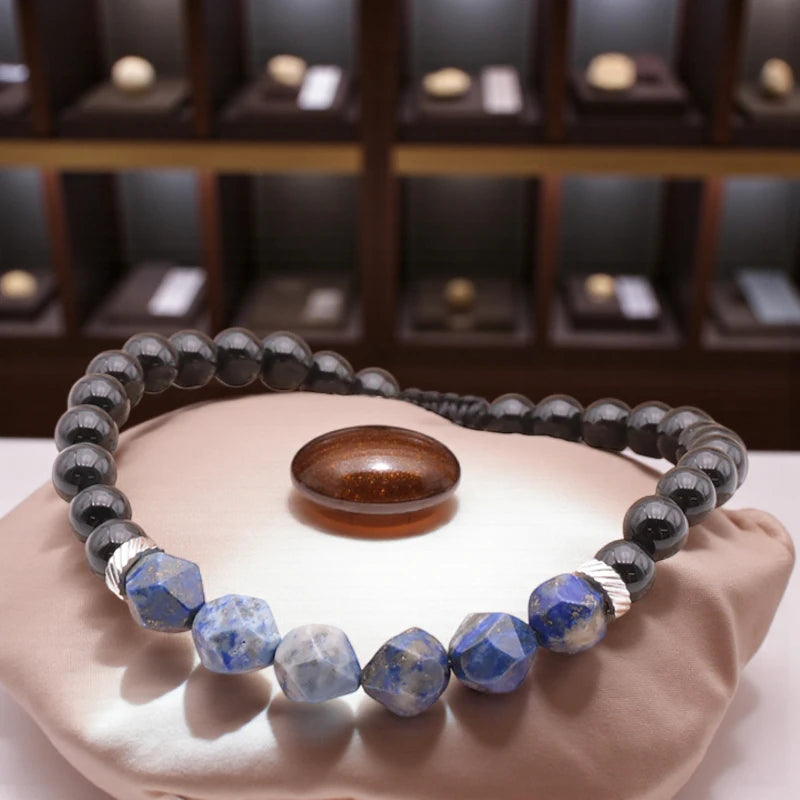 Détail des perles naturelles Lapis Lazuli et Onyx noir