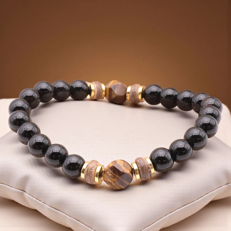 Détail des perles naturelles Œil de Tigre et Onyx noir