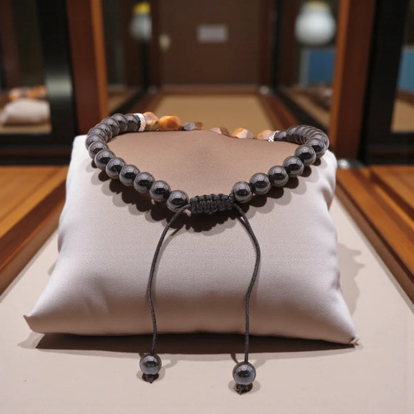 Détail des perles naturelles Œil de Tigre et Onyx noir