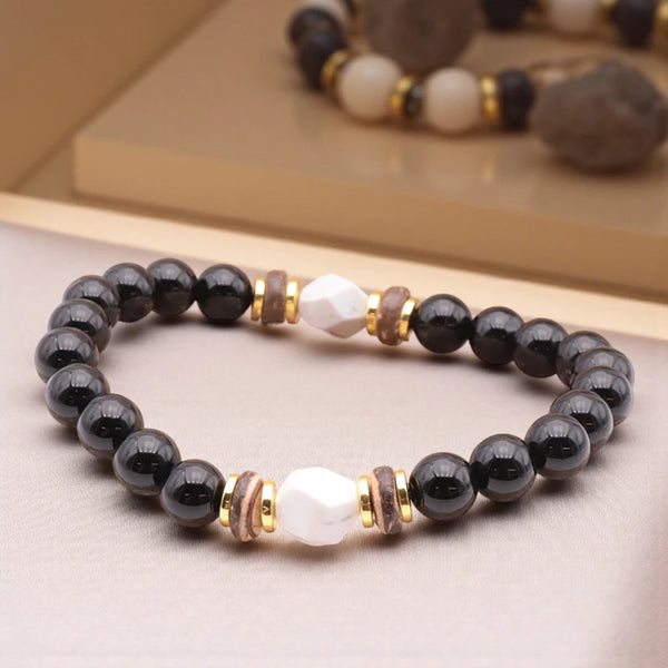 Détail des perles naturelles Onyx noir et Howlite blanche
