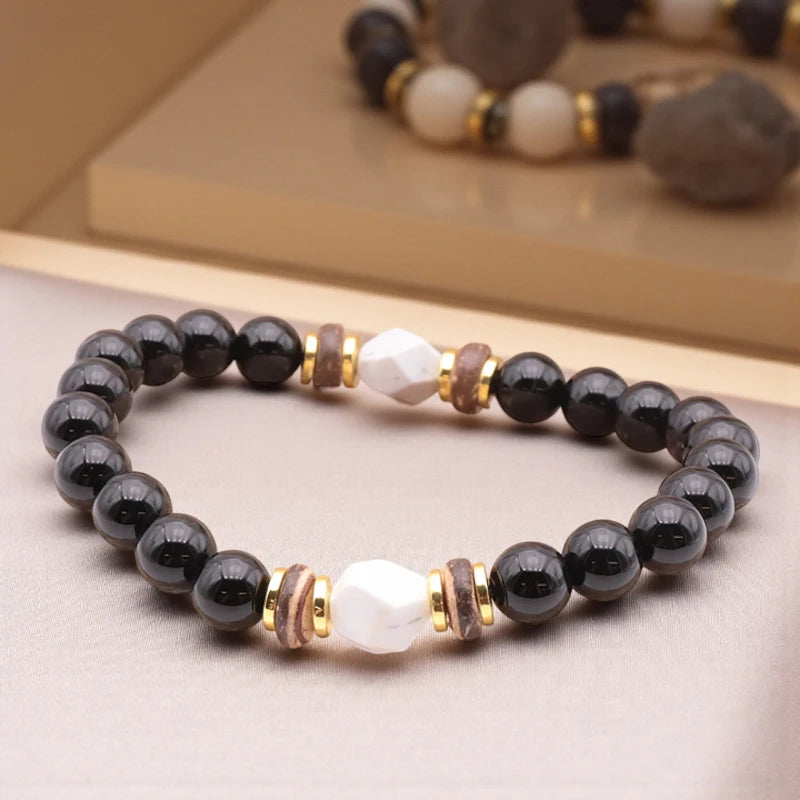 Détail des perles naturelles Onyx noir et Howlite blanche