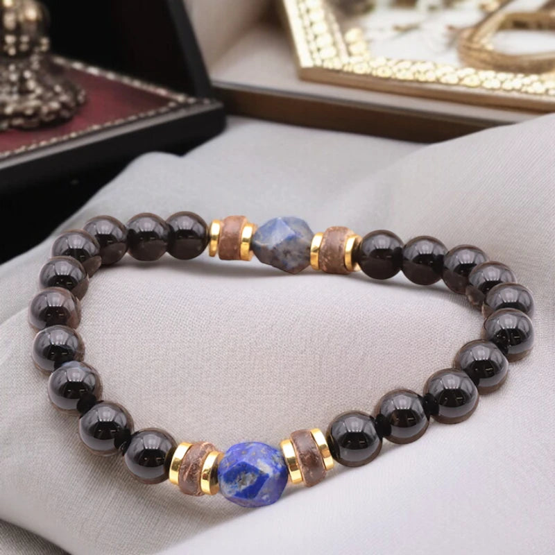 Détail des perles naturelles Onyx noir et Lapis Lazuli sur bracelet homme