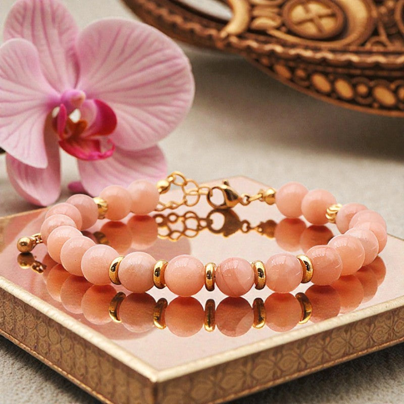 Détail des perles rondes 6 mm en Pierre de lune naturelle du bracelet AURA®